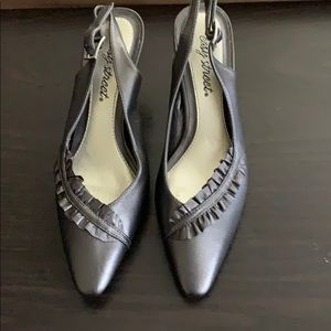 Sling backs metallic